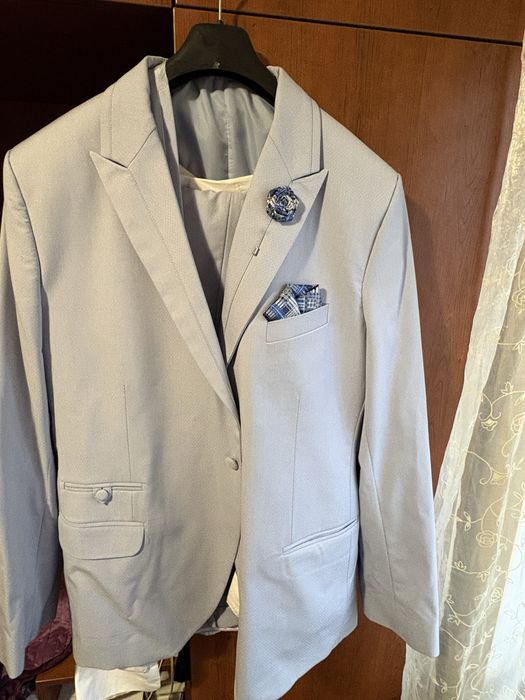 Елегантен Костюм