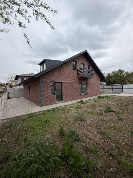 Casa la intrare in Sat Costi
