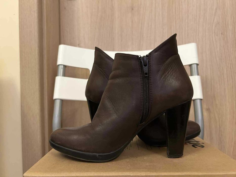 Тъмнокафяви дамски боти на ток