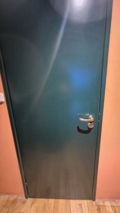 Продавам 4 броя дървени врати (интериорни) – с дръжки