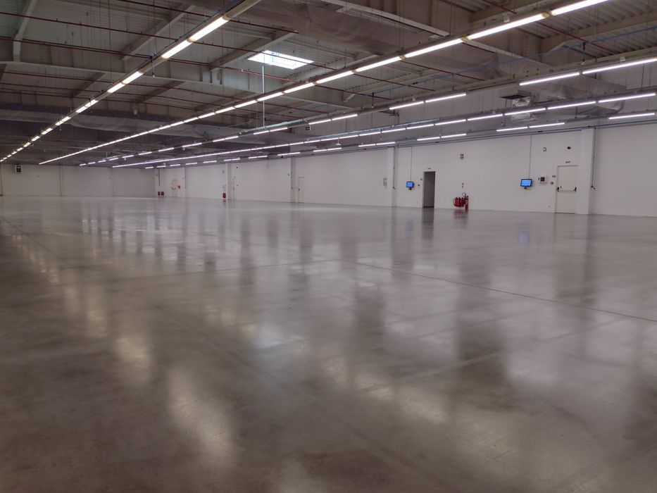 Машинно измиване и импрегниране на шлайфан бетон и каменни настилки