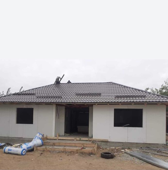 Vând case pe structura metalica