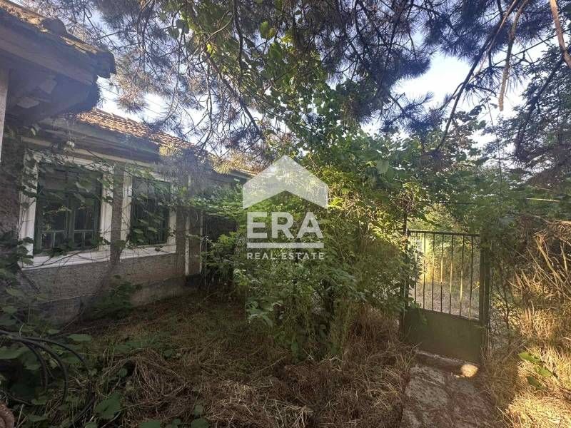 Ексклузивна, едноетажна, каменна къща за продажба, с голям двор и две