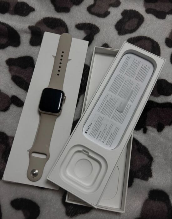 Apple Watch SE, 40MM, Starlight Aluminum Case