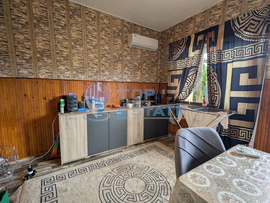 Тухлена къща с голям двор и кладенец в село Караисен, община Павликен