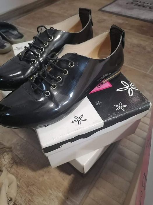 Дамски обувки с нисък ток