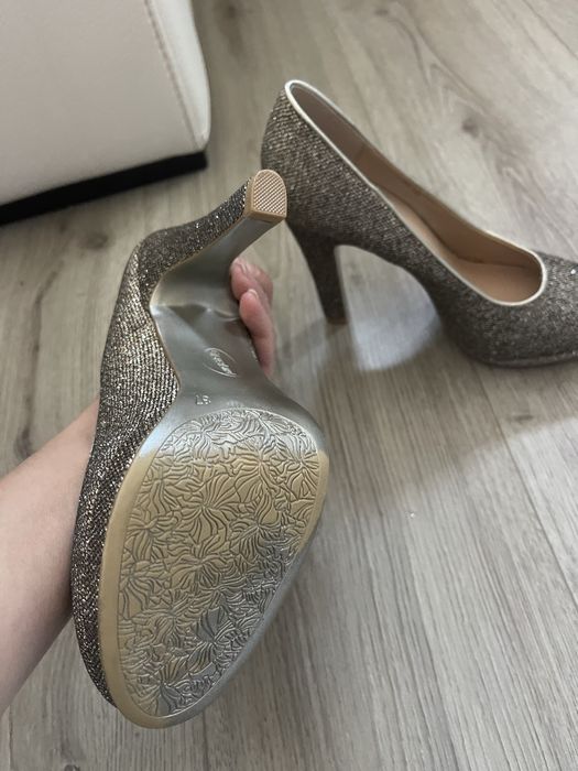 Обувки златни 37номер