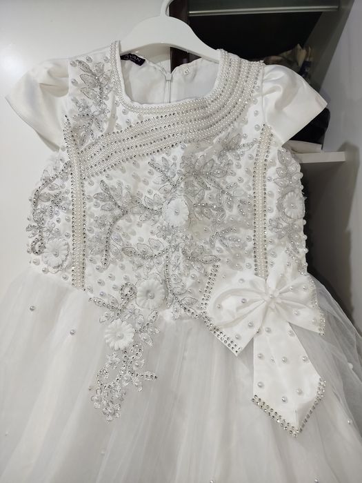 Продам белое платье на девочку