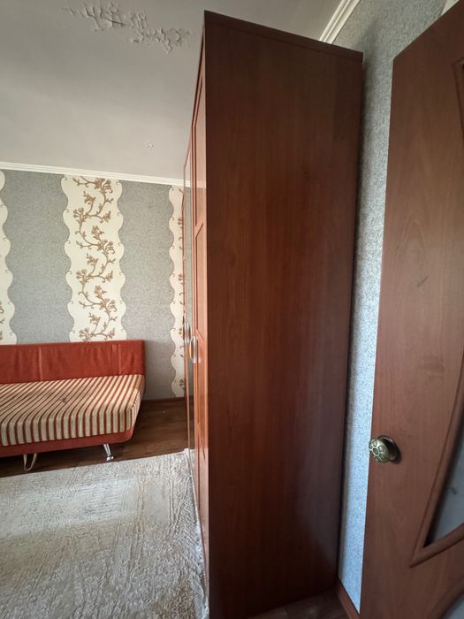Шкаф қызыл ағаштан жасалған