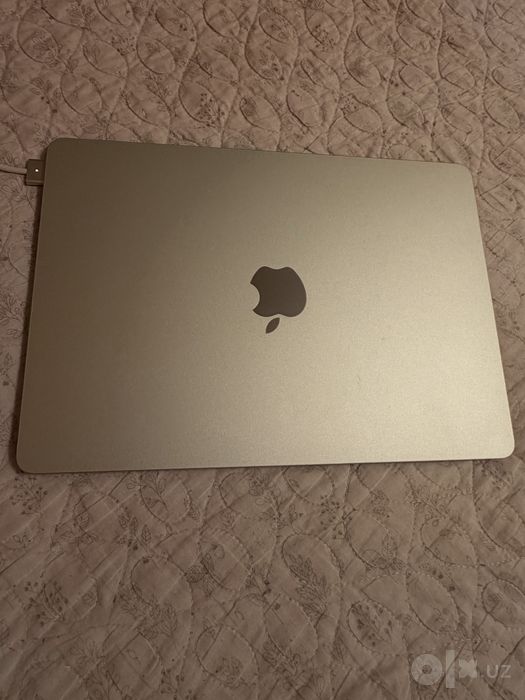 Macbook air m4 идеальное состояние цвет:starlight