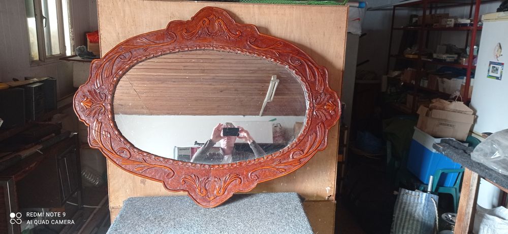 Vând oglinda cu rama de lemn făcută manual