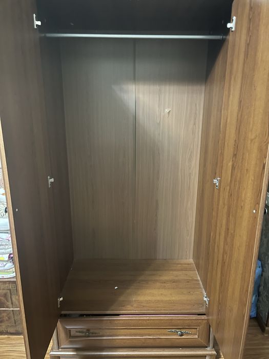 Распашной шкаф, чистое дерево