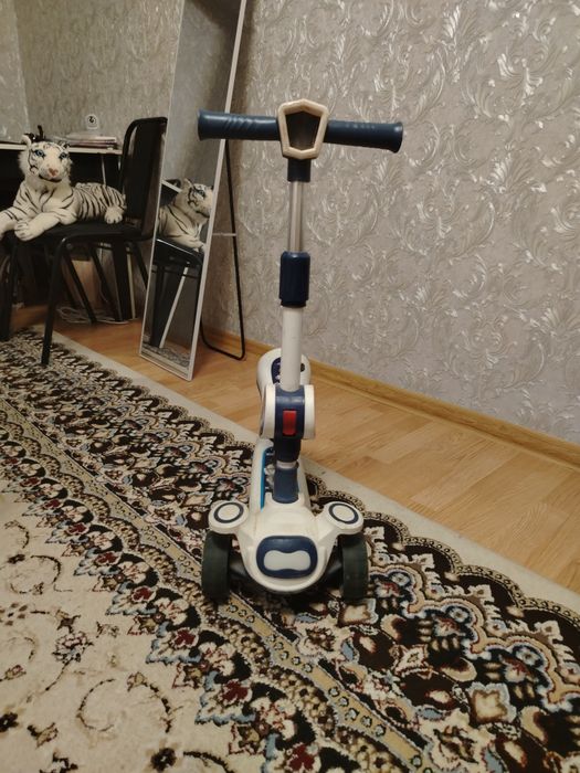 Продаю детский самокат со светомузыкой