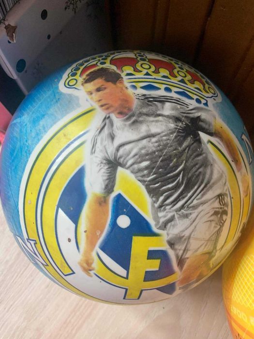 Футболни, баскетболни и волейболни топки.