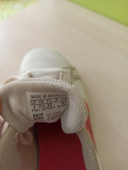 Маратонки Adidas номер 32