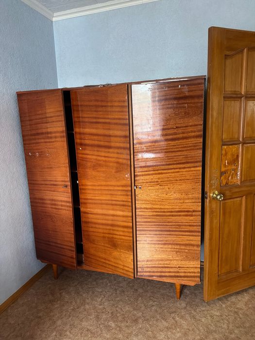 Отдам даром шкафы стол кровать