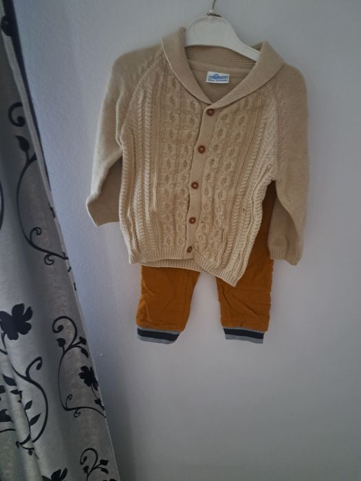 Vând costumas baieti