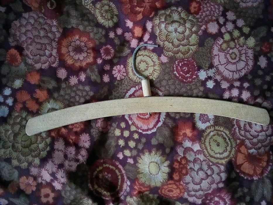 Дървена закачалка