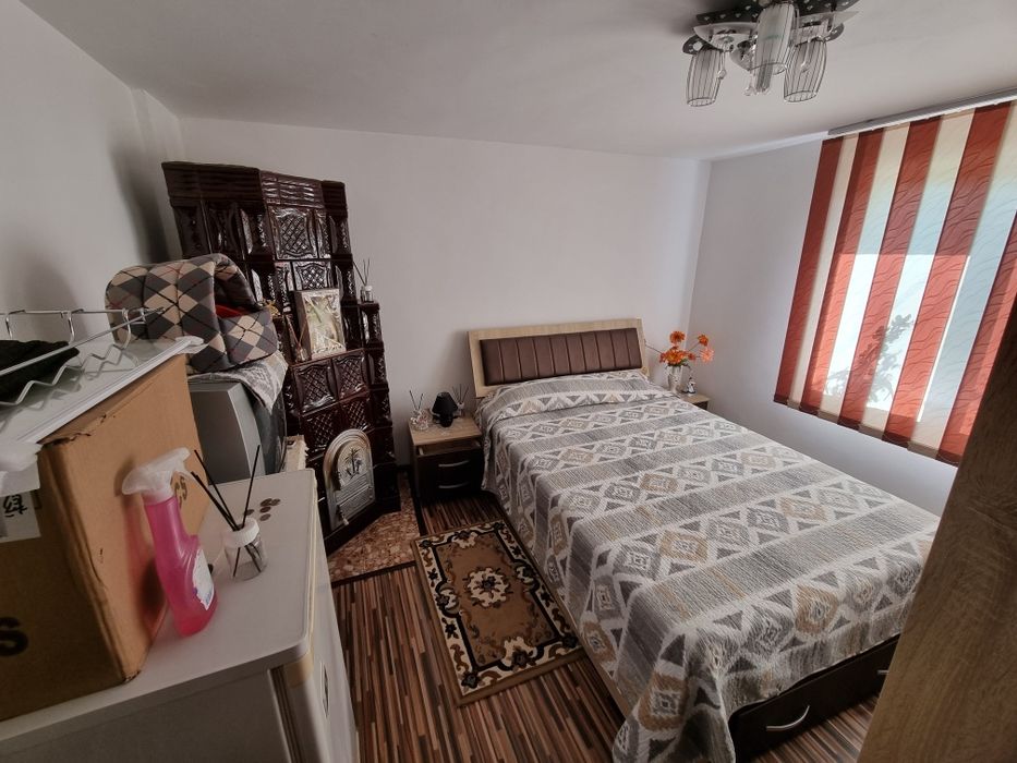 Casă P + Etaj  comuna Lăcusteni