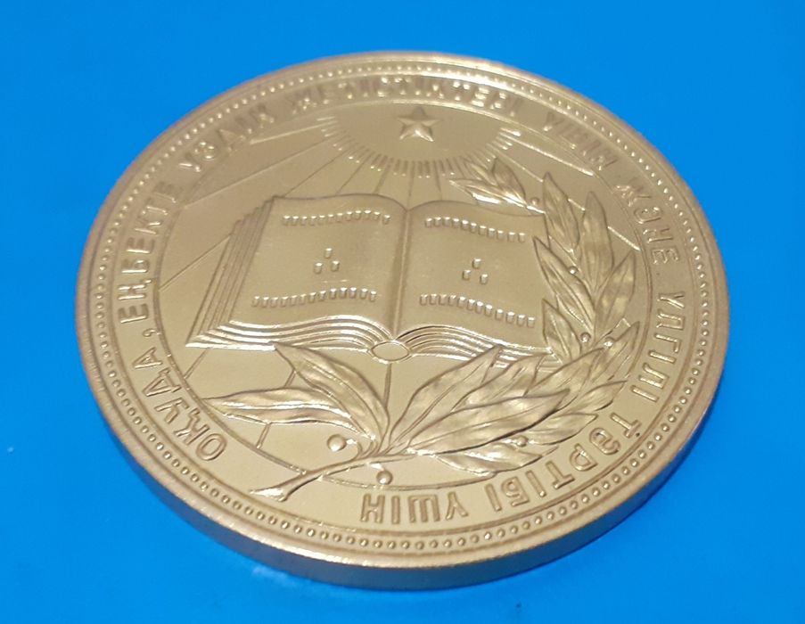 Продам школьным медали