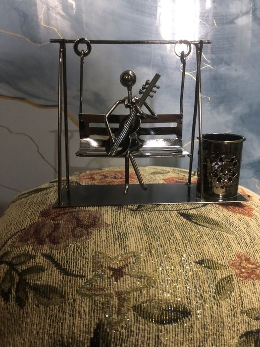 Продаётся металическая статуэтка для ручек.