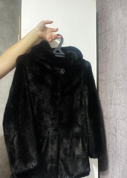 Продам шубу натуральную 42