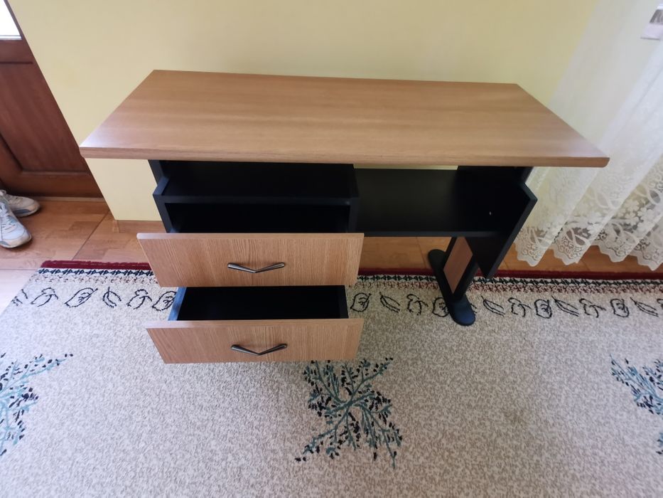 Birou elev sau alte activități, dimensiuni mici - în descriere