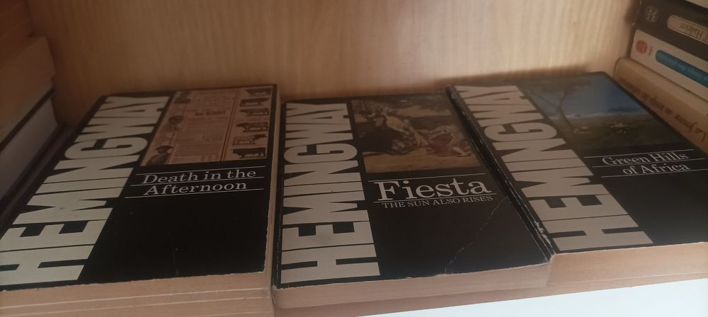 Vând cărți în engleză de Hemingway