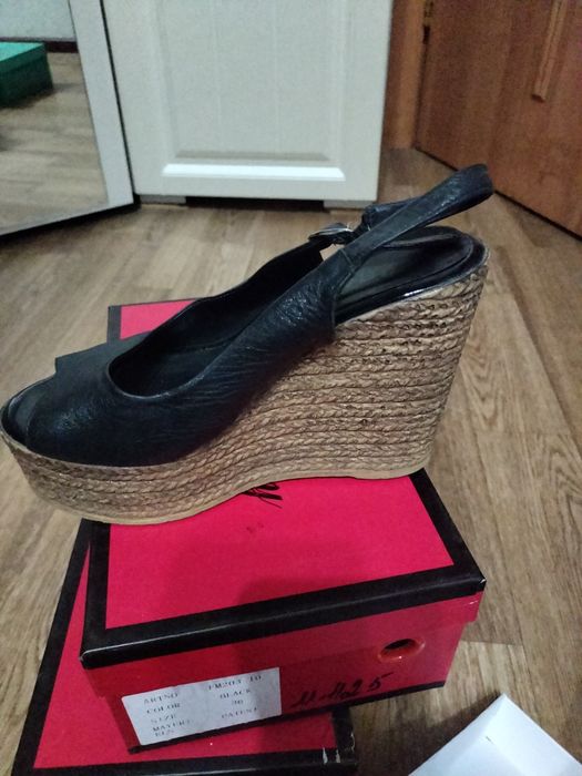 Продам обуви.Одевала пару раз