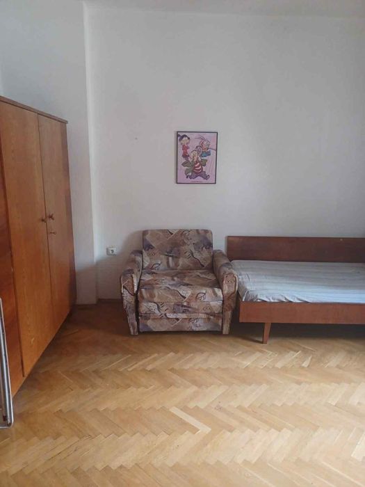 Дава се под наем Тристаен апартамент в София, Център - 130 кв.м за 757.86 € - Снимка #2