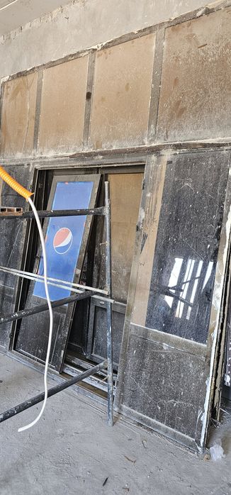 Akfa eshik romlar sotiladi b/u oynalari Bilan holati yaxshi 4 ta Dona