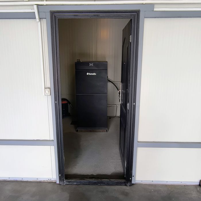 Închiriez hală  150mp la intrare în comuna Breasta