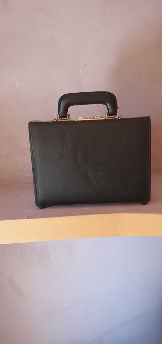 Geanta diplomat cu cifru