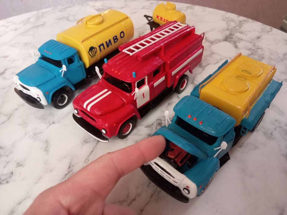 Автоцистерны ЗиЛ-130 и прицеп.