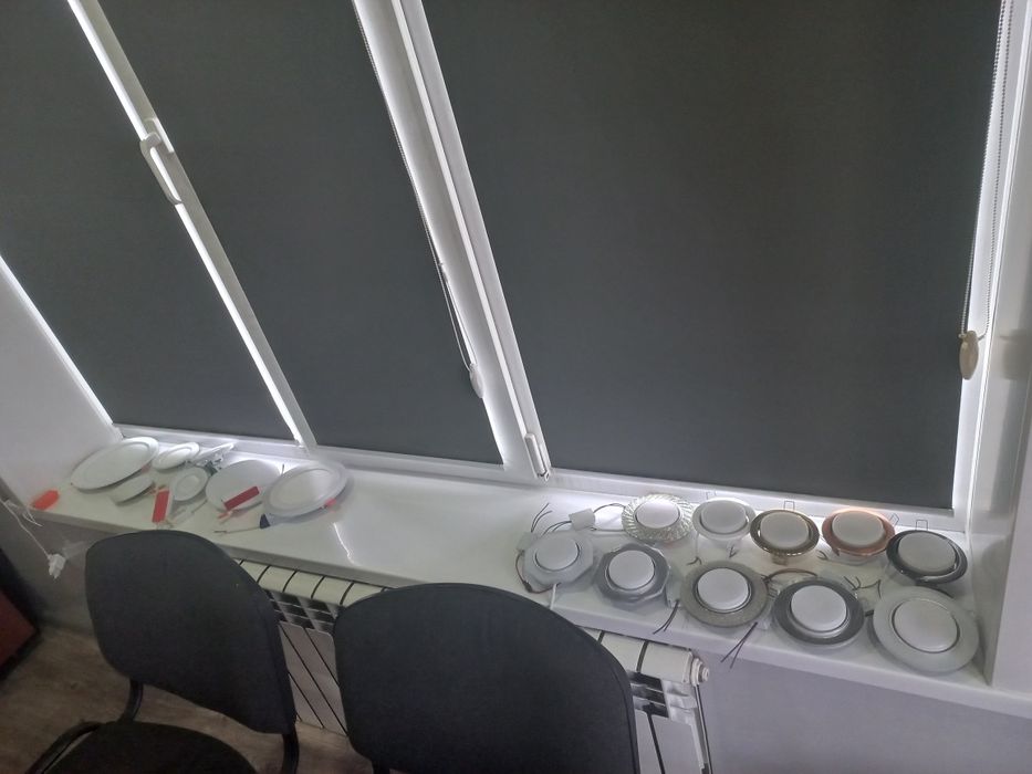 Натяжные потолки, ролл-шторы.