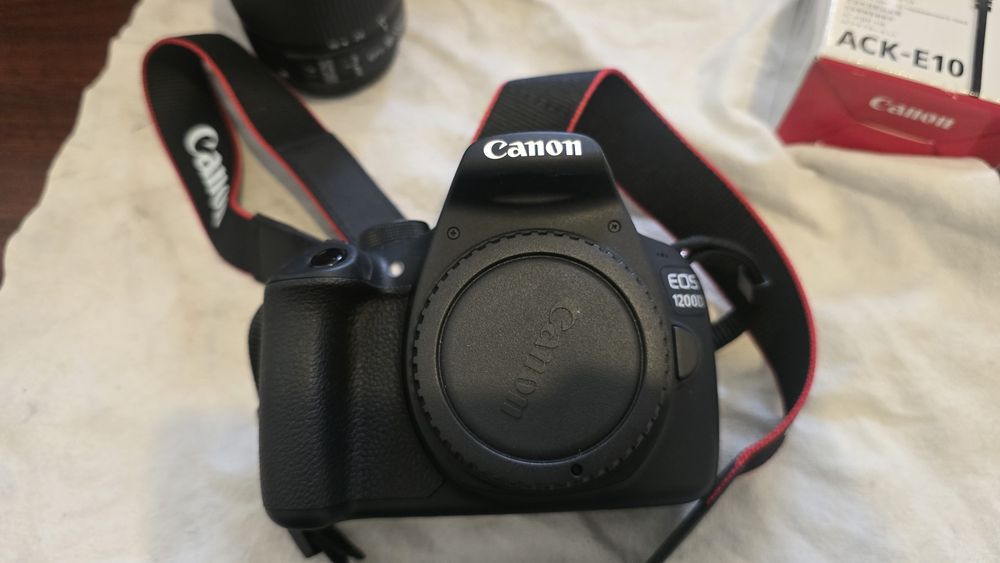 Canon EOS 1200D ca NOU - sub 300 cadre + 2 Obiective 18-55 + 55-250 + ACK-E10