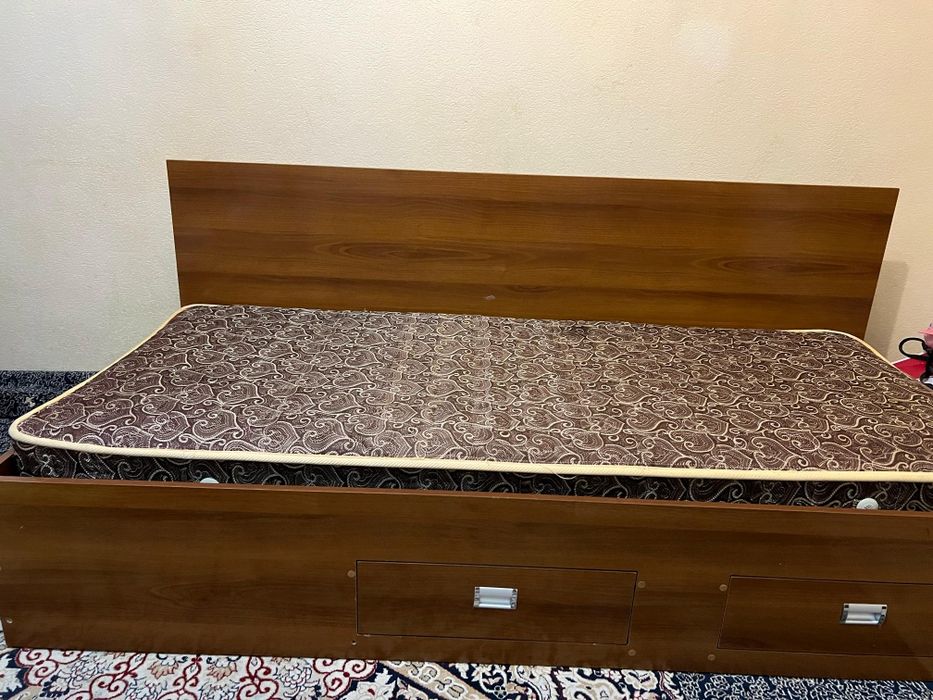 Продам кровать с матрасом