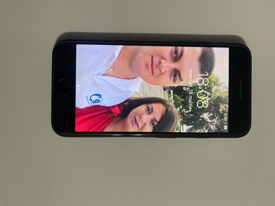 Vând iPhone 7  În stare bună de funcționare