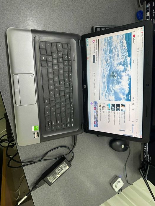 Laptop hp amd radeon de culoare gri