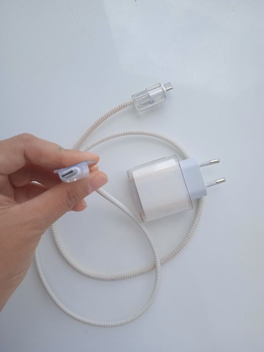 Продам оригинальную зарядку на iPhone