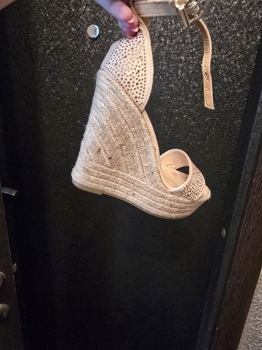 Продам сандали на платформе