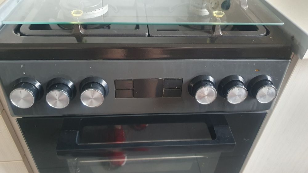 Vând Aragaz Beko stare bună,  4 arzătoare,  negru, cu capac de sticlă