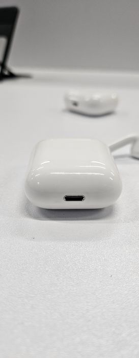 Футляр (кейс) для беспроводных наушников Apple AirPods