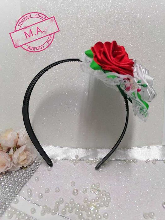 Красива диадема за коса! Две червени и една бяла роза!