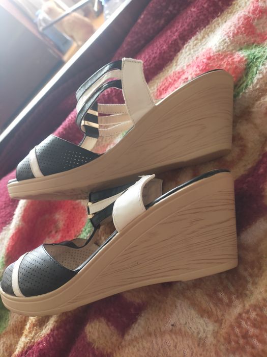 Женские босоножки