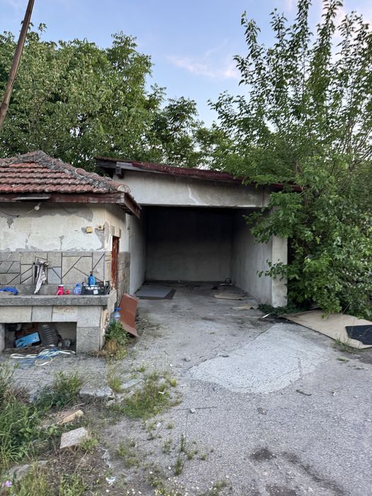 Продава се промишлен имот - складово хале с двор