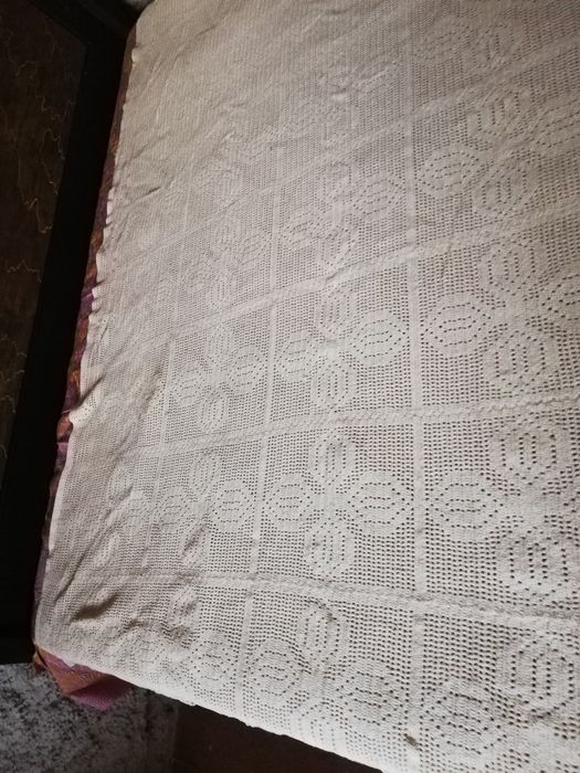 Покривка за легло плетена на една кука