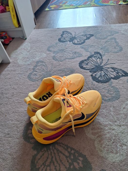 Vând Nike vomero 18