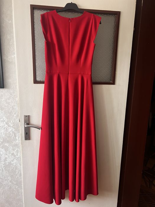 Ослепителна червена рокля с етно мотиви