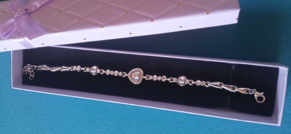 Елегантна, нова сребърна гривна в кутия.